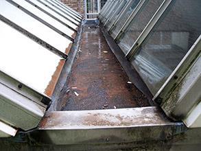 Läckande takränna i behov av reparation