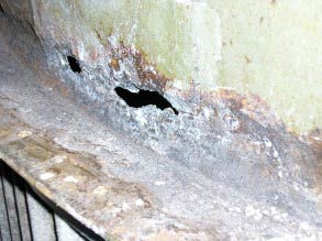 Znaczne uszkodzenia korozyjne powodujące perforacje ścian