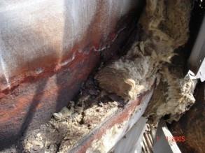 Kraftigt skadat släcktorn på grund av korrosionsangrepp under isolering (CUI)