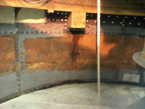 Uszkodzenia korozyjne wewnętrznych ścian zbiornika przed zastosowaniem rozwiązania firmy Belzona