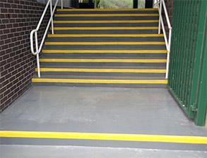 Naprawiona powierzchnia schodów betonowych pokryta dodatkowo systemem podnoszącym bezpieczeństwo
