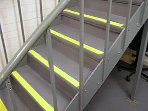 Szybko odbudowane schody z użyciem produktu Belzona 4411 (Granogrip) w kolorze szarym i żółtym