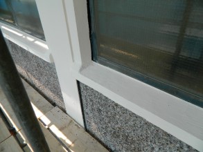 Fönsterkarm av betong renoverad och byggnadens vägg skyddad med Belzonamaterial