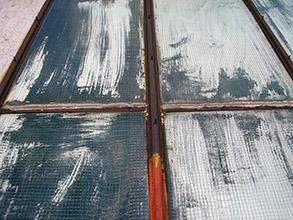 天窗上腐蚀的钢框架和劣化的橡胶密封