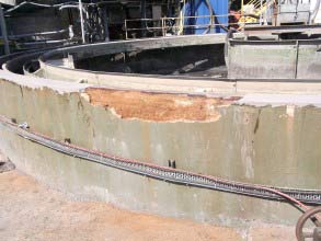 Przedostawanie się wody spowodowało uszkodzenia betonu w zbiorniku odstojnika 