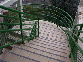 Komplett säkerhetssystem applicerat på trappstegens framkanter med Belzona 4411 (Granogrip)