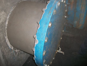 Korrodierte Dammwand-Rohrleitung nach dem Granulatstrahlen